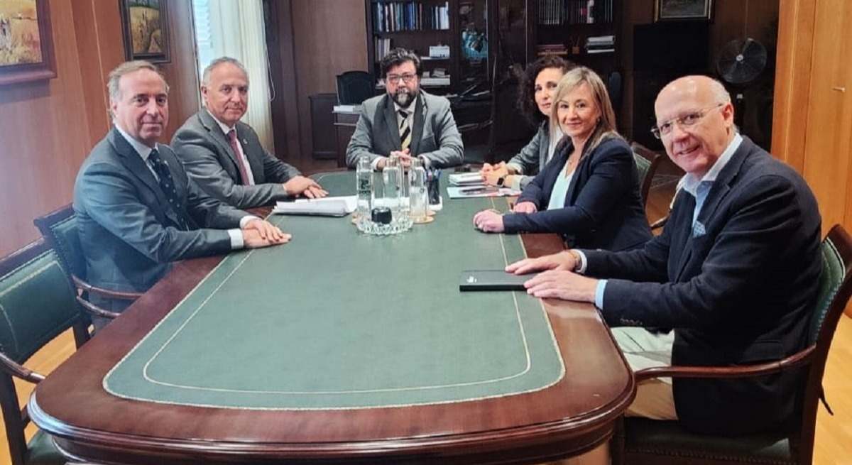 Representantes de UNINDE y GAN con el secretario general de la CREEX en un encuentro para dar a conocer el proyecto.