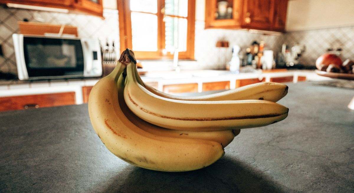 Unos plátanos en una cocina de madera