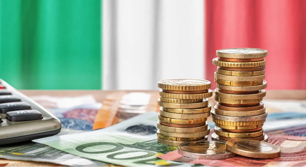 italia-bandera-monedas-billetes-dinero-euro-economia-inflacion-coste-vida-istock-1200x655.jpg
