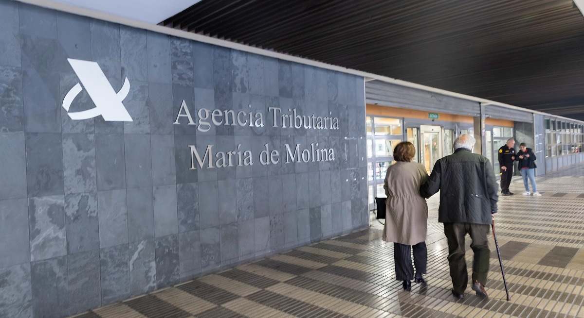 Dos personas mayores entran a una delegación de la Agencia Tributaria