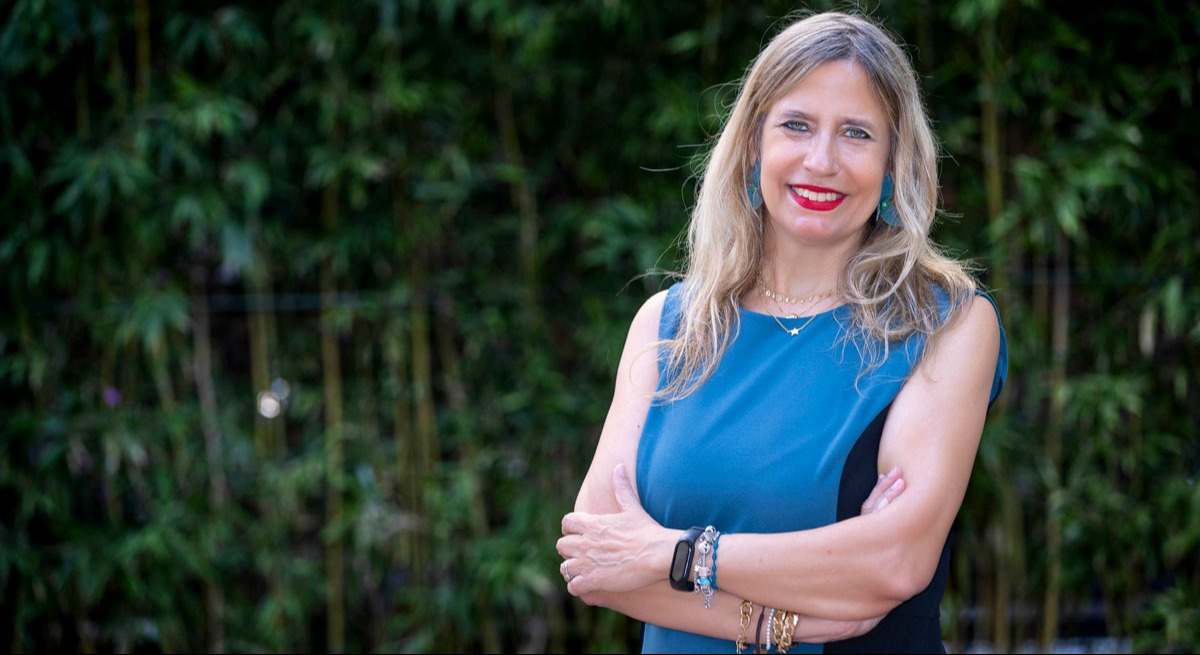 Lola Solana frente a la sede del Ieaf en Madrid.