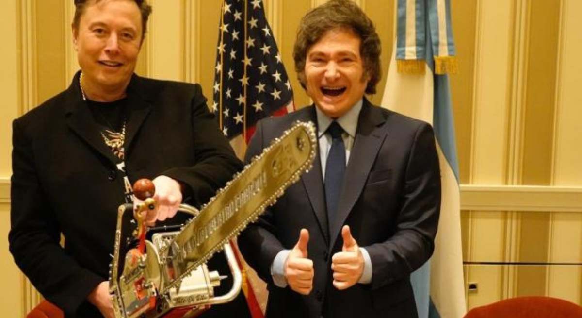 Milei y Musk con la motosierra que el argentino ha regalado al magnate
