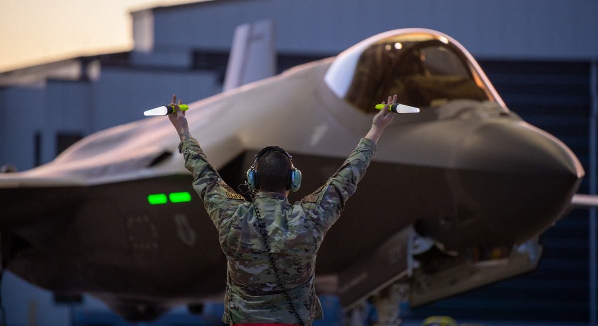EuropaPress_4423584_02_may_2022_us_burlington_us_air_force_crew_chief_signals_an_f_35a-1.jpg