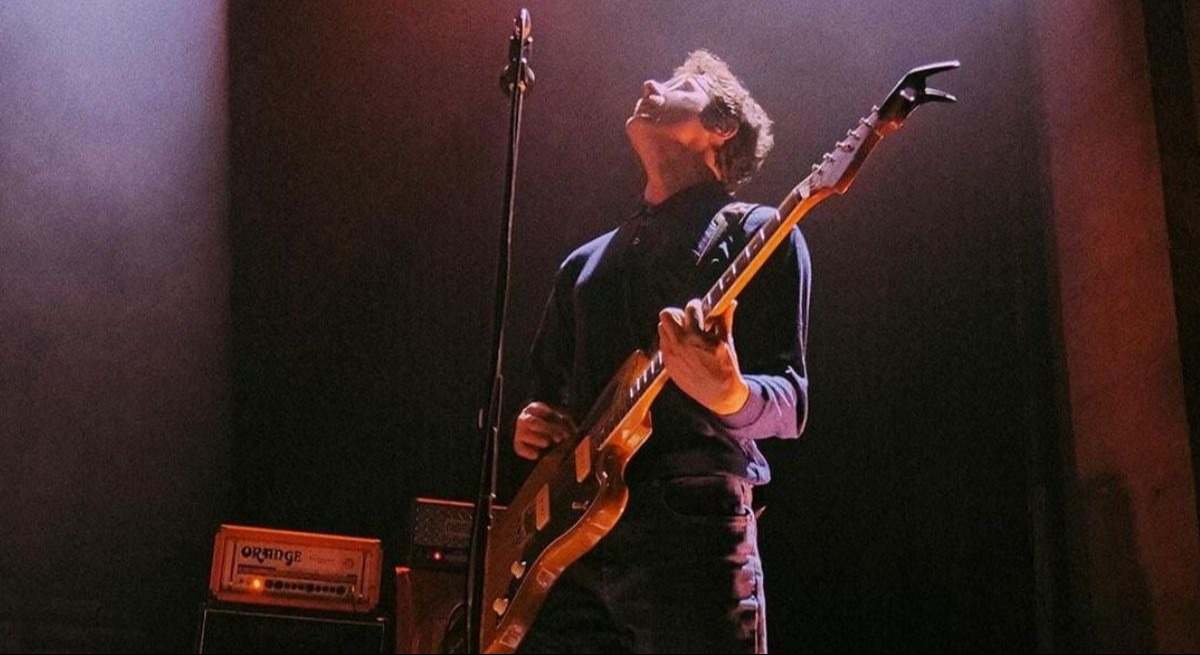 El cantante de Cala Vento tocando la guitarra