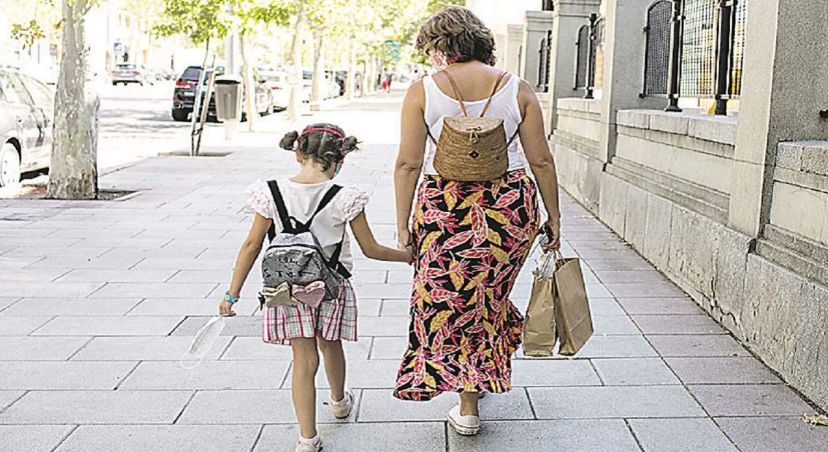 1200-x-655-Mujer-paseando-con-nina.jpg