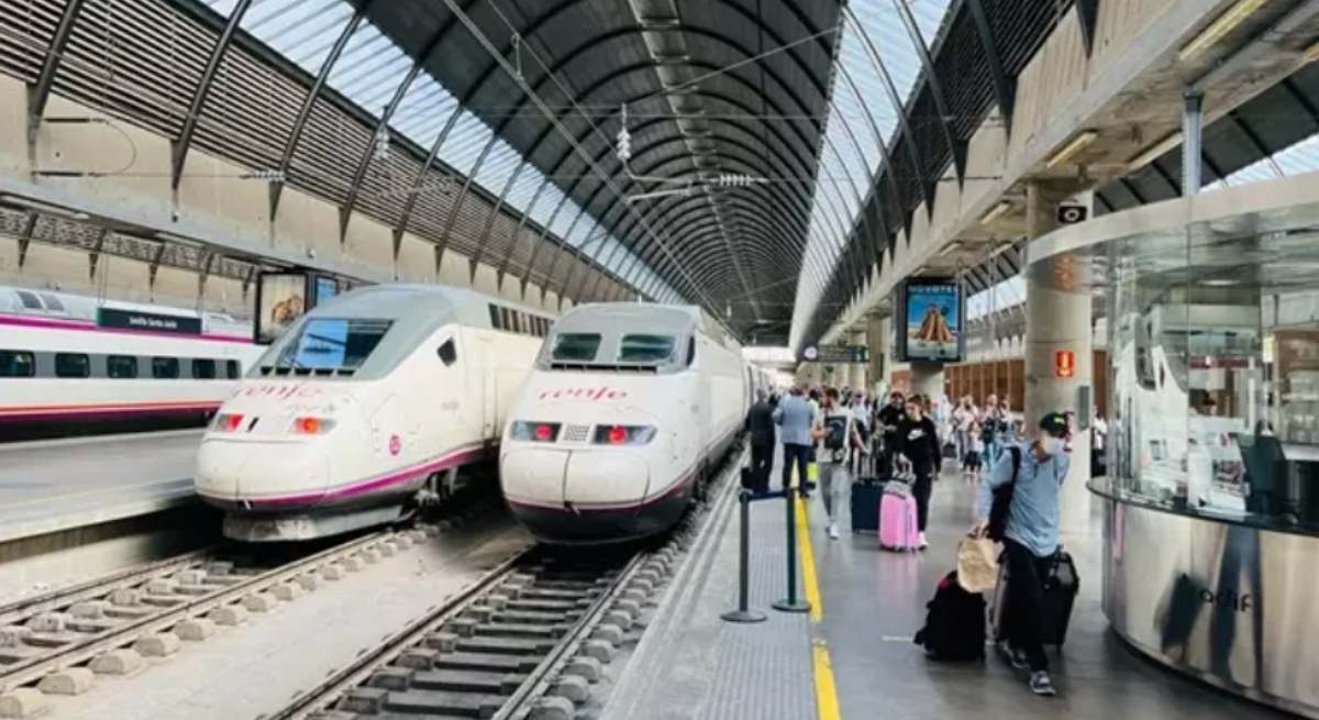 Dos trenes de Renfe en una estación / EP