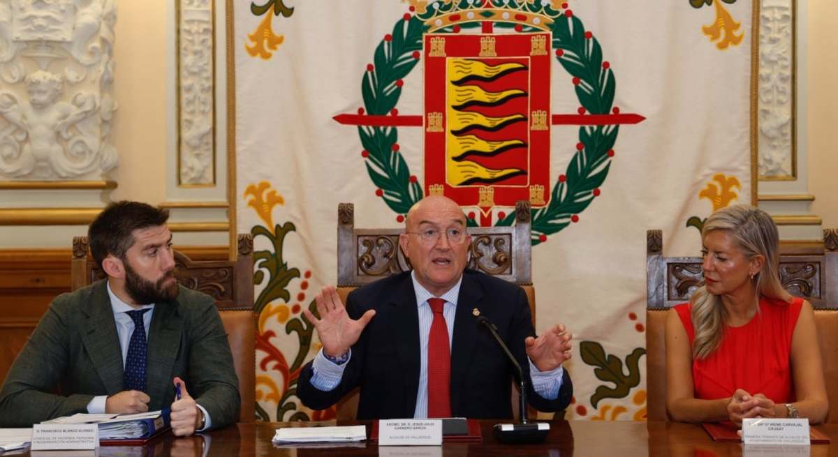 Carnero con la teniente de alcalde de Vox, Irene Carvajal; y el edil de Hacienda, Francisco Blanco