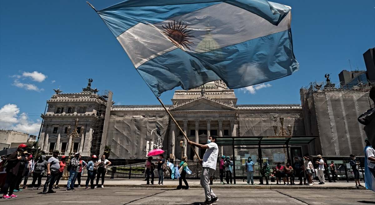 Un hombre con una enorme bandera de Argentina / EP