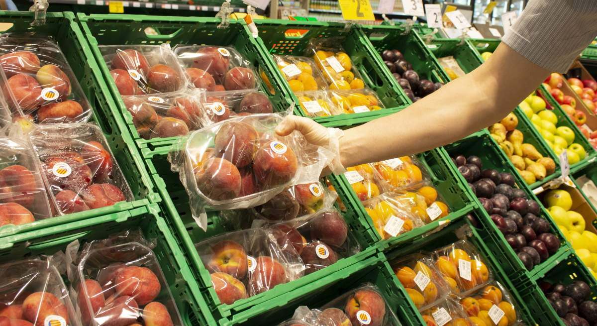 persona-compra-fruteria-guantes-europa-press.jpg