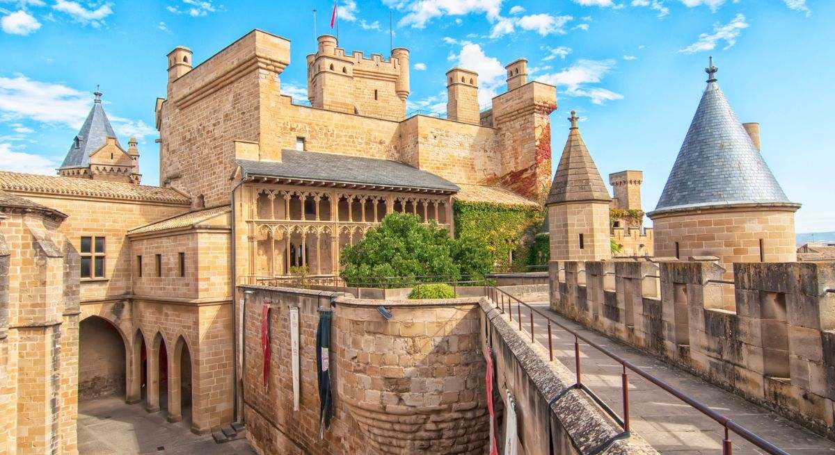 El pueblo más bonito para viajar en septiembre, según 'The National Geographic': con un castillo de influencia francesa sobre una fortaleza del siglo XIII