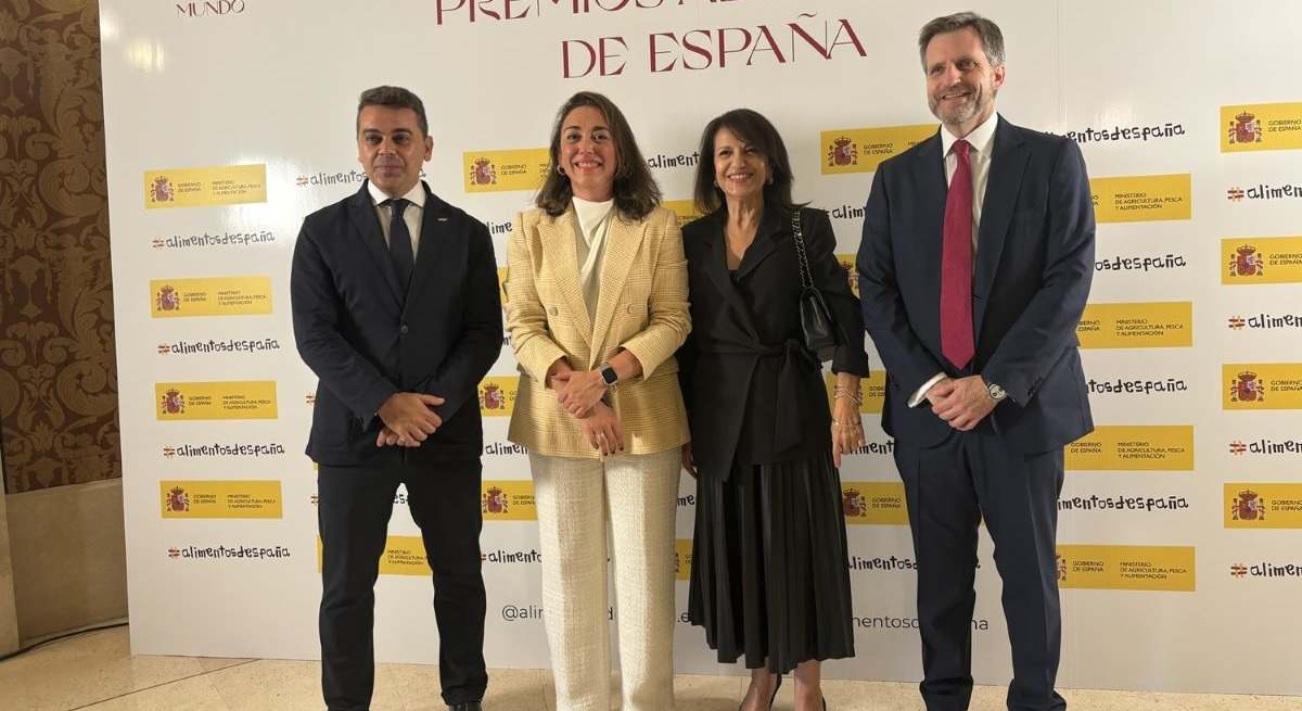 Consejera de Agricultura CyL con premiados Alimentos de España
