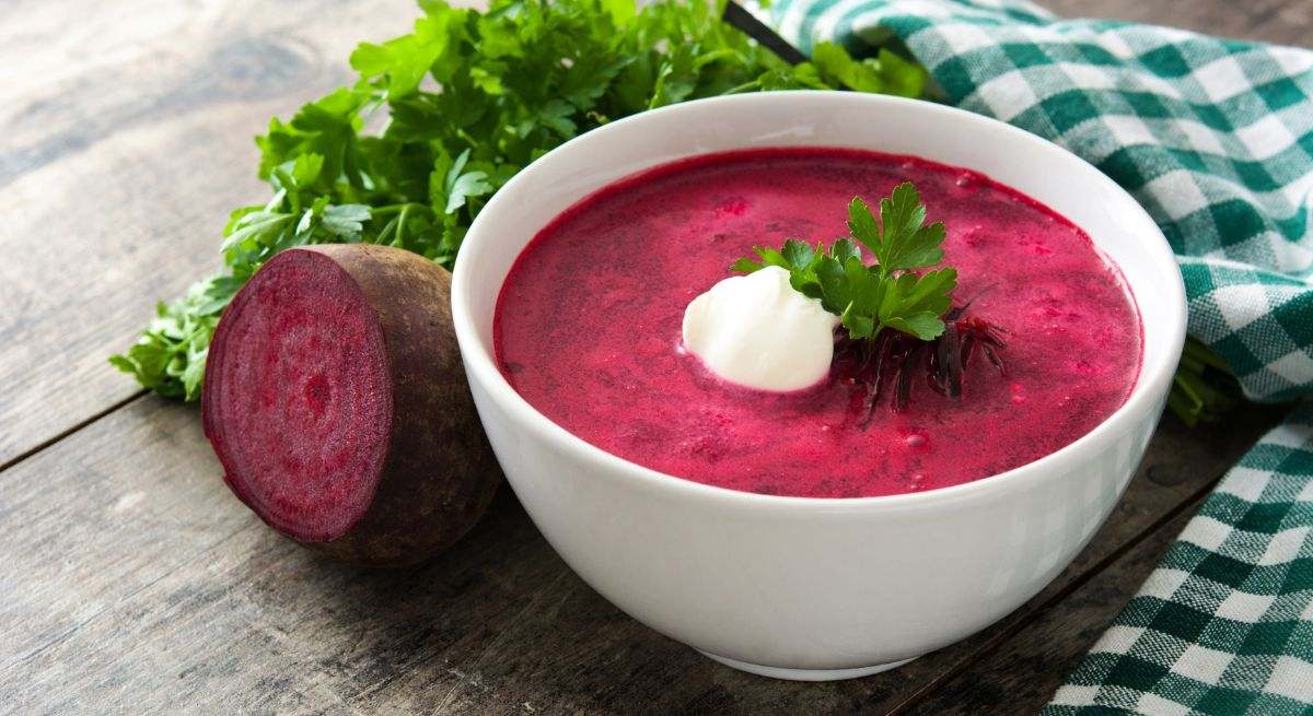 La sopa de remolacha con un toque de yogurt griego y un poco de eneldo