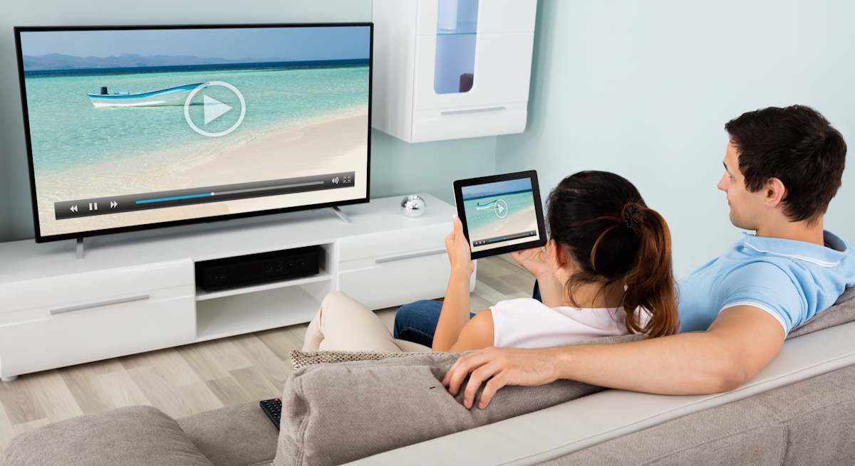 Familia_viendo_television_Dreamstime.jpg