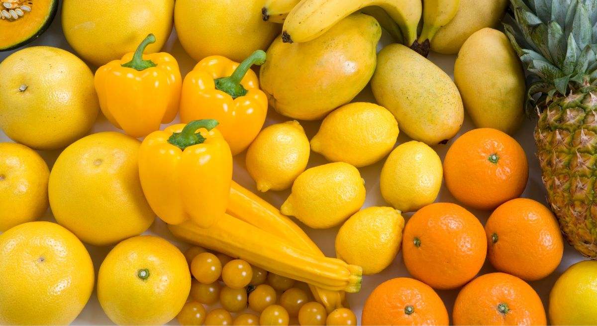 Frutas variadas de color amarillo