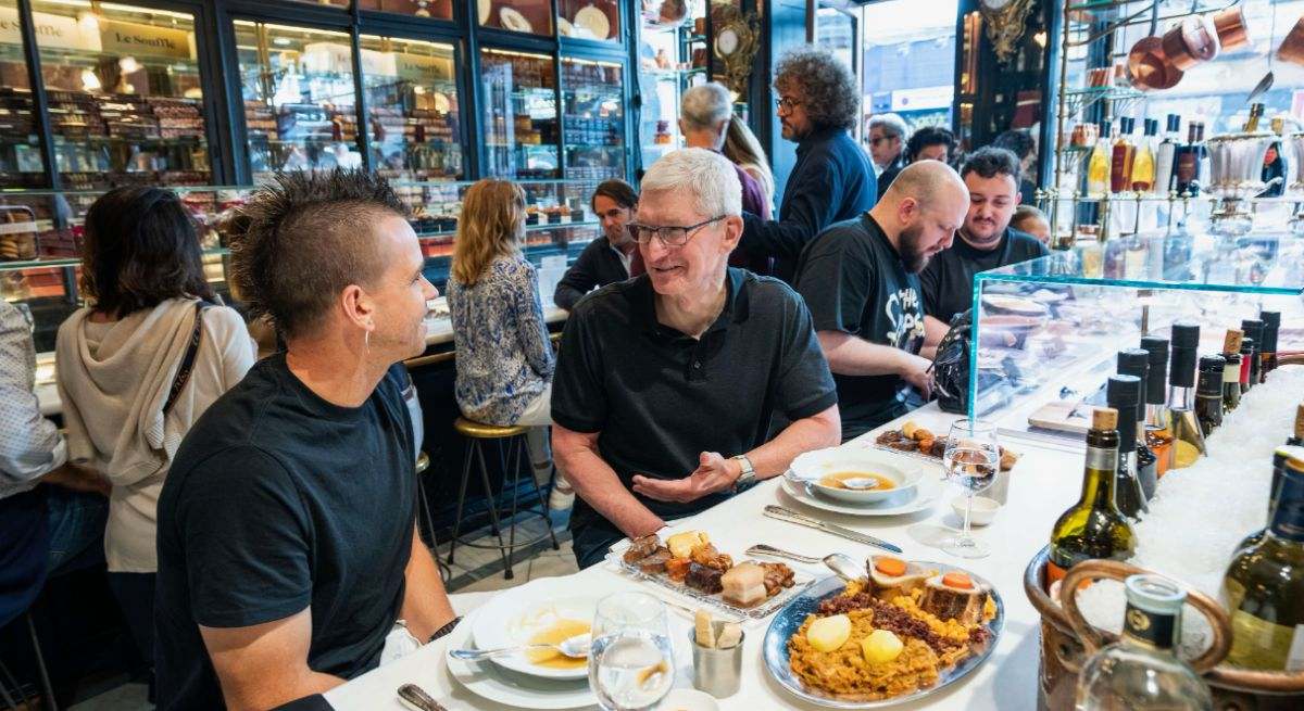 Tim-Cook-Munoz-comida-jpg.jpg