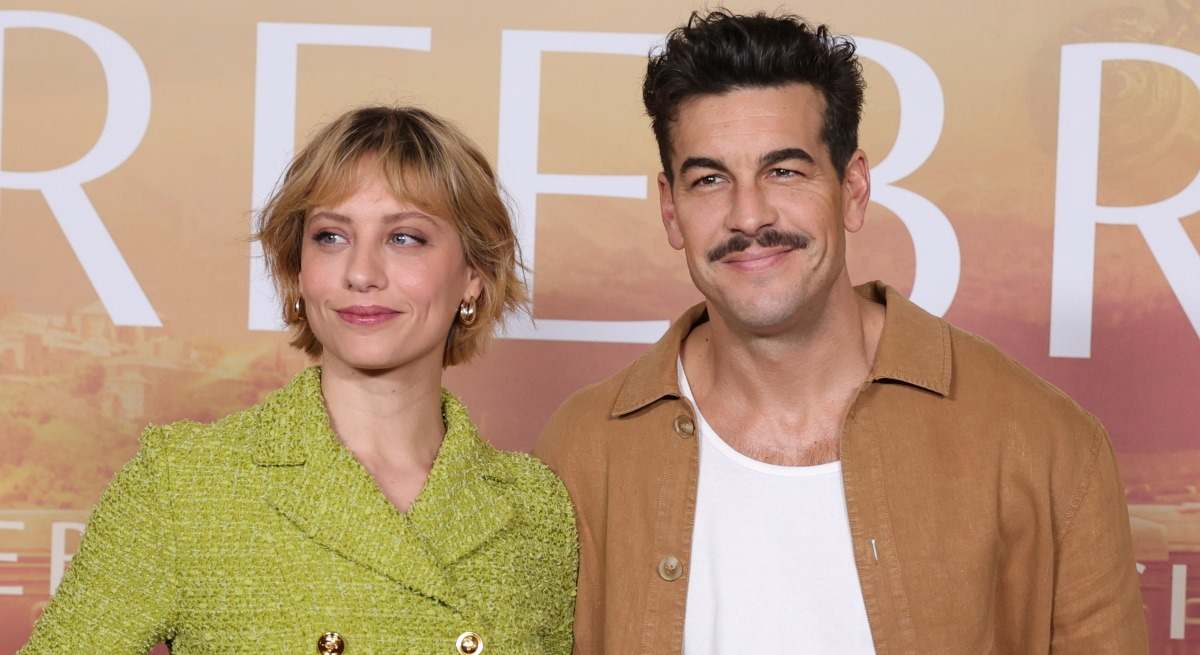 Michelle Jenner y Mario Casas en la presentación de 'El secreto del orfebre'. Fuente: Gtres