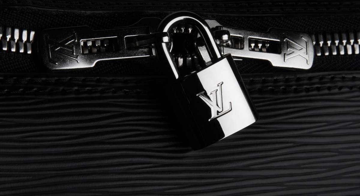 louis-vuitton-lvmh-cremallera-logo-istock-1200x655.jpg