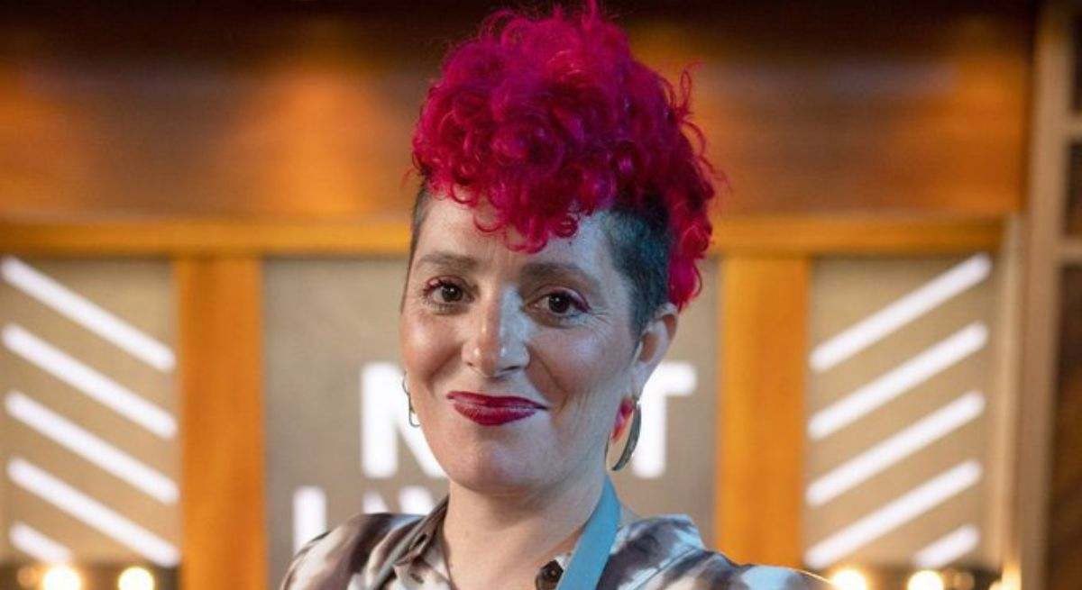 La cocinera granadina con pelo rosa posando con el delantal del programa