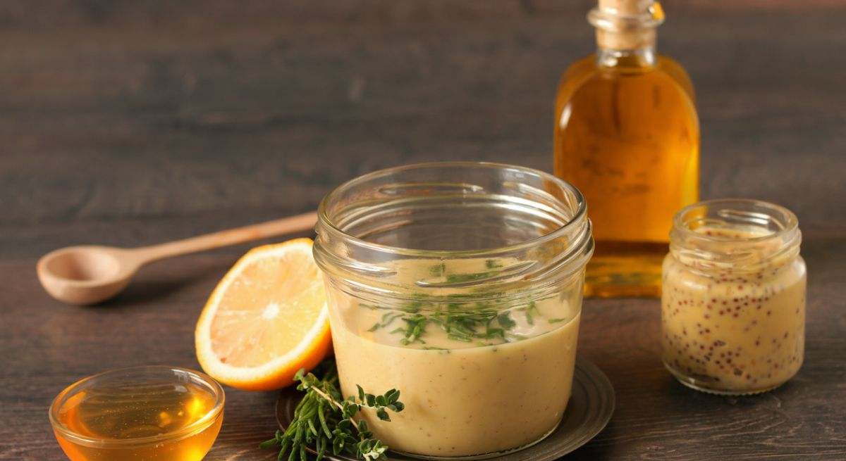 Salsa en un bote hecho con miel y mostaza