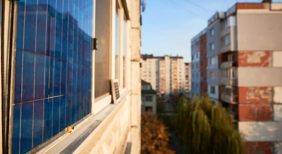 panel-solar-fachada-edificio-balcon-iStock-1201508358.jpg