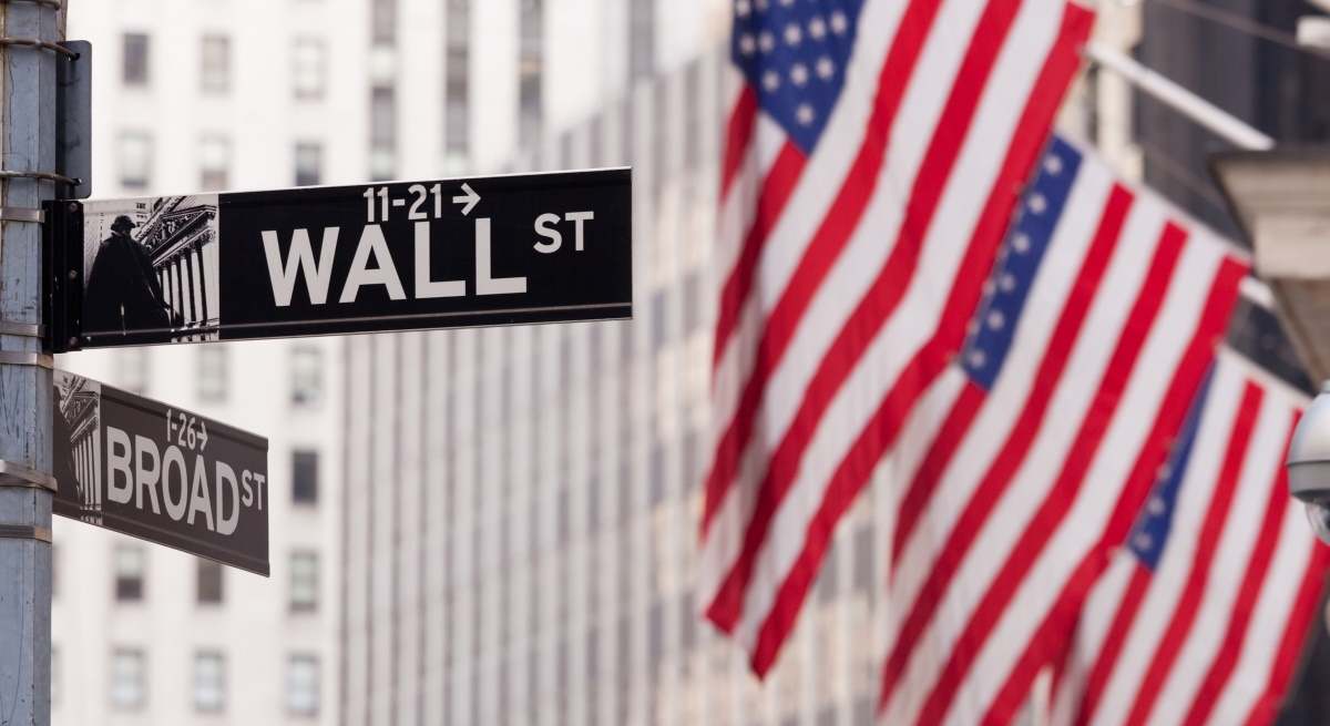 wall-street-banderas-eeuu-bolsa-dreamstime.jpg