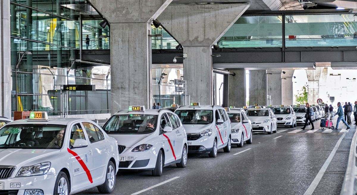 Una fila de taxis haciendo cola en España. / Foto: iStock