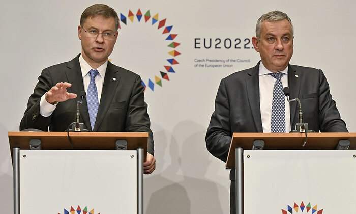 Dombrovskis y Sikela