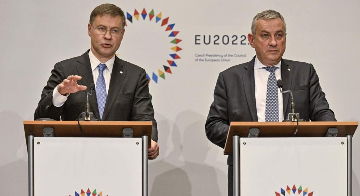 Dombrovskis y Sikela