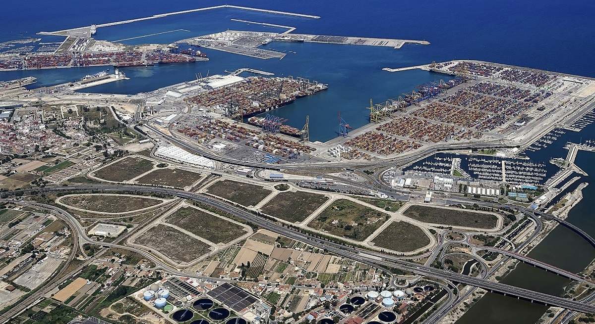 Parcelas urbanizadas de la ZAL junto al puerto de Valencia y vacías durante años.
