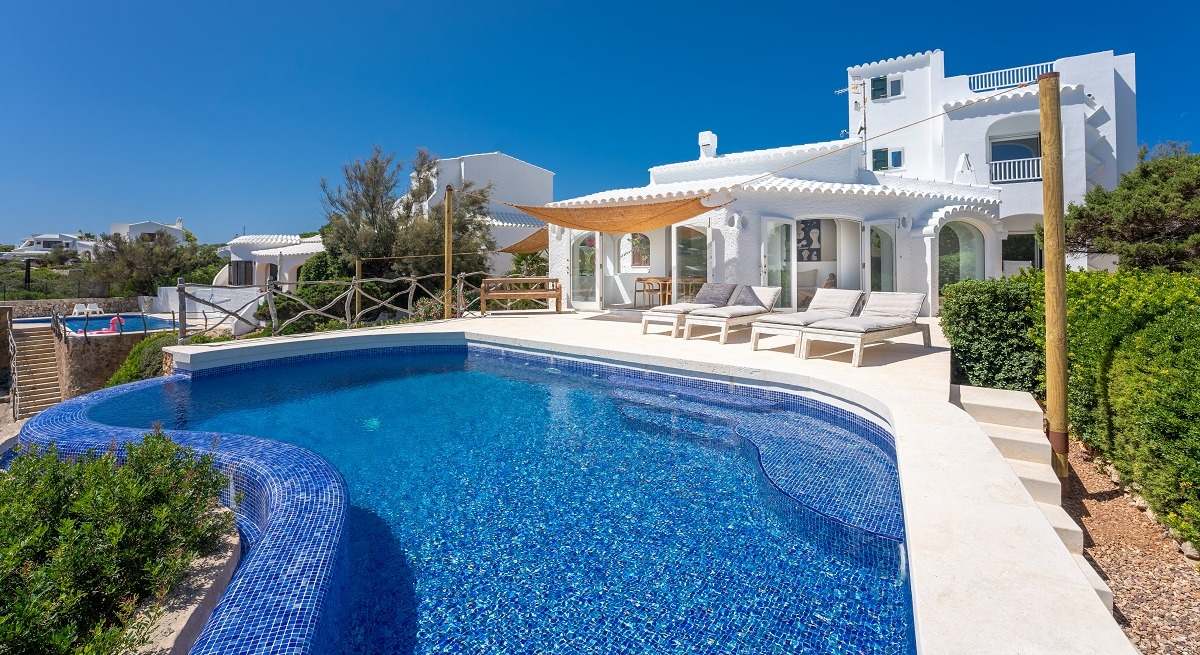 Vivienda con piscina privada en la costa.