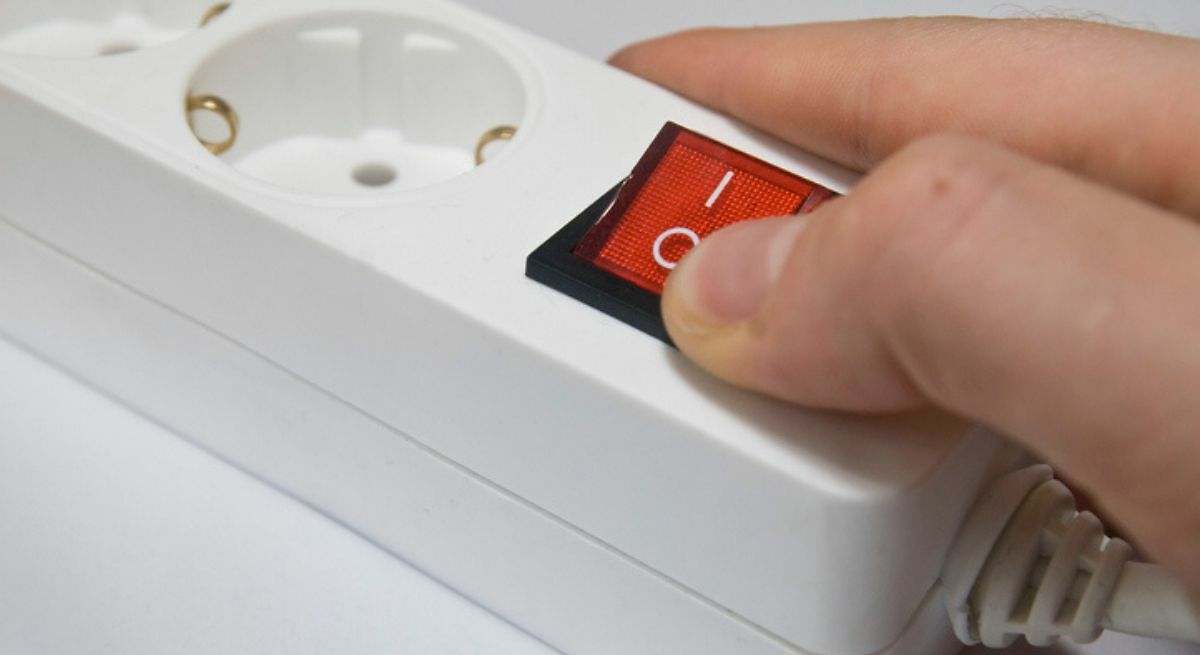 Estos son los cinco electrodomésticos 'devoradores de energía' que se deben apagar y no dejar en modo de espera, según expertos
