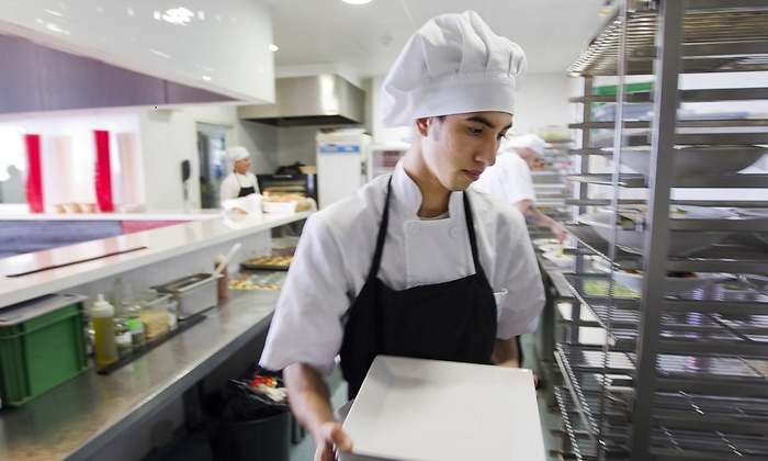 Trabajador-cocinero-joven-dreamstime.jpg