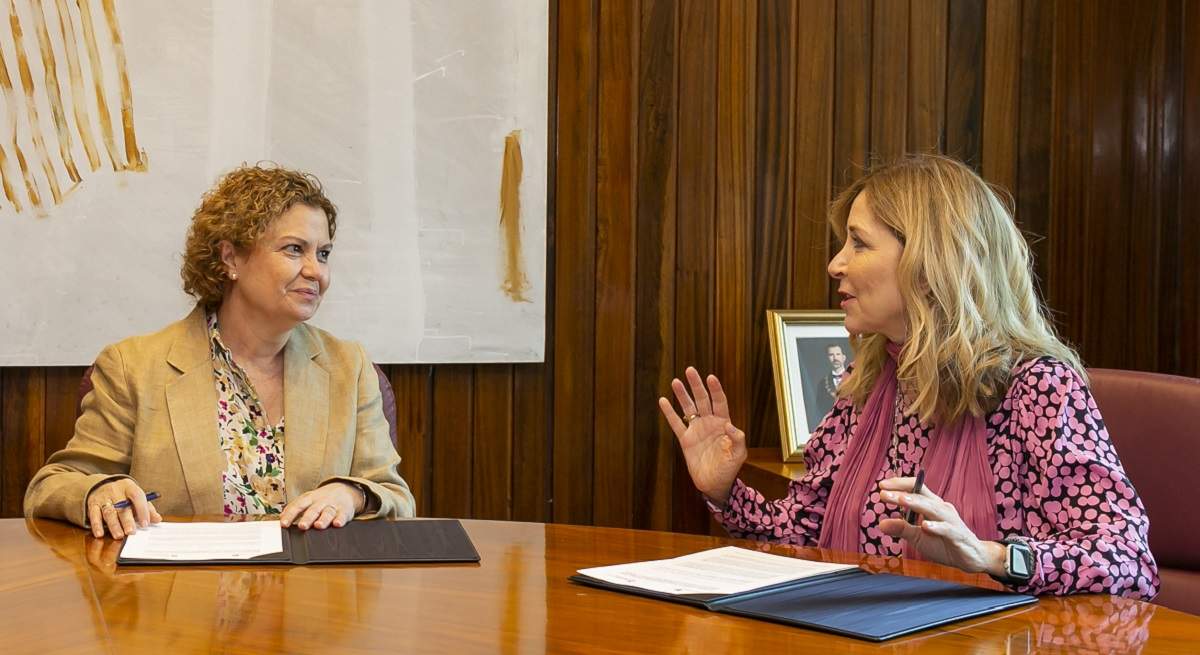 Decana-del-Colegio-de-Registradores_-Maria-Emilia-Adan_-y-la-directora-general-de-la-FNMT_-Maria-Isabel-Valldecabres_-EE.jpg