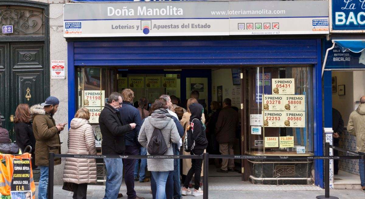 Sede de doña manolita para vender lotería