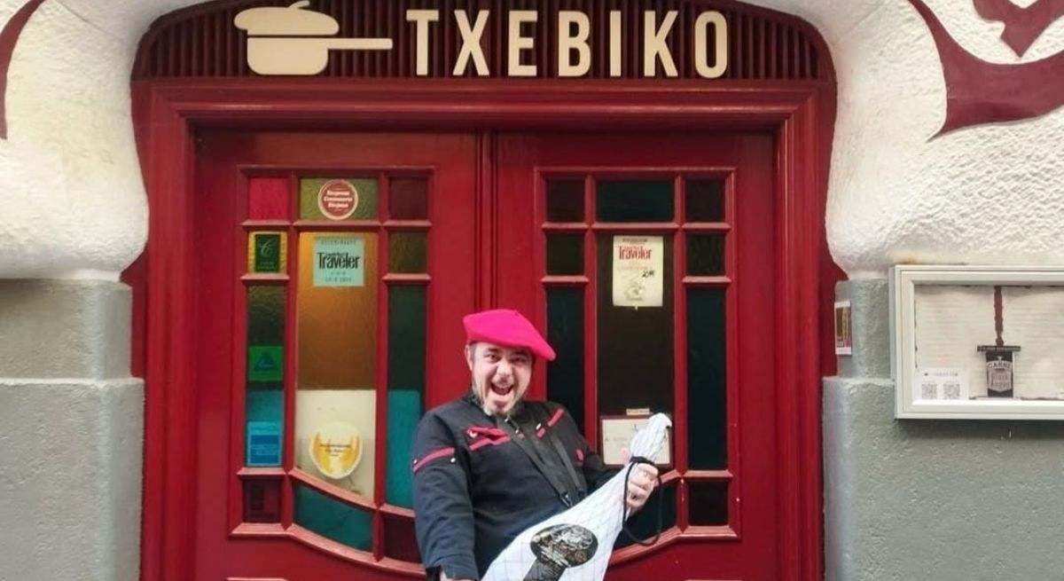 Captura del perfil del chef posando junto a un jamón