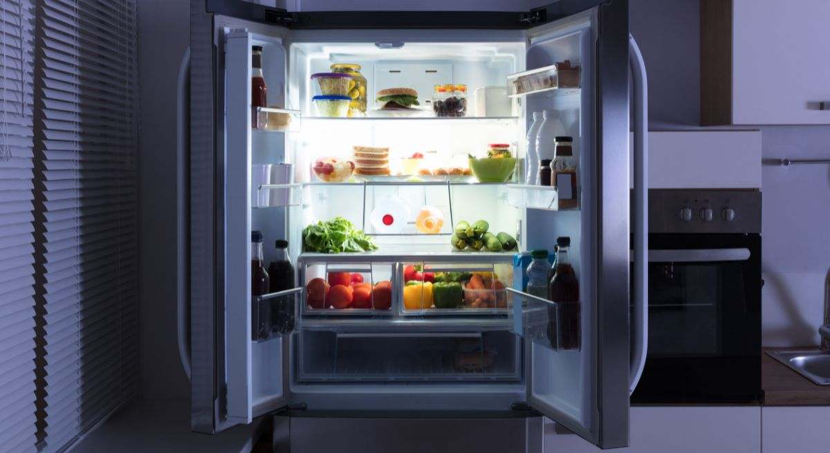Una nevera con alimentos