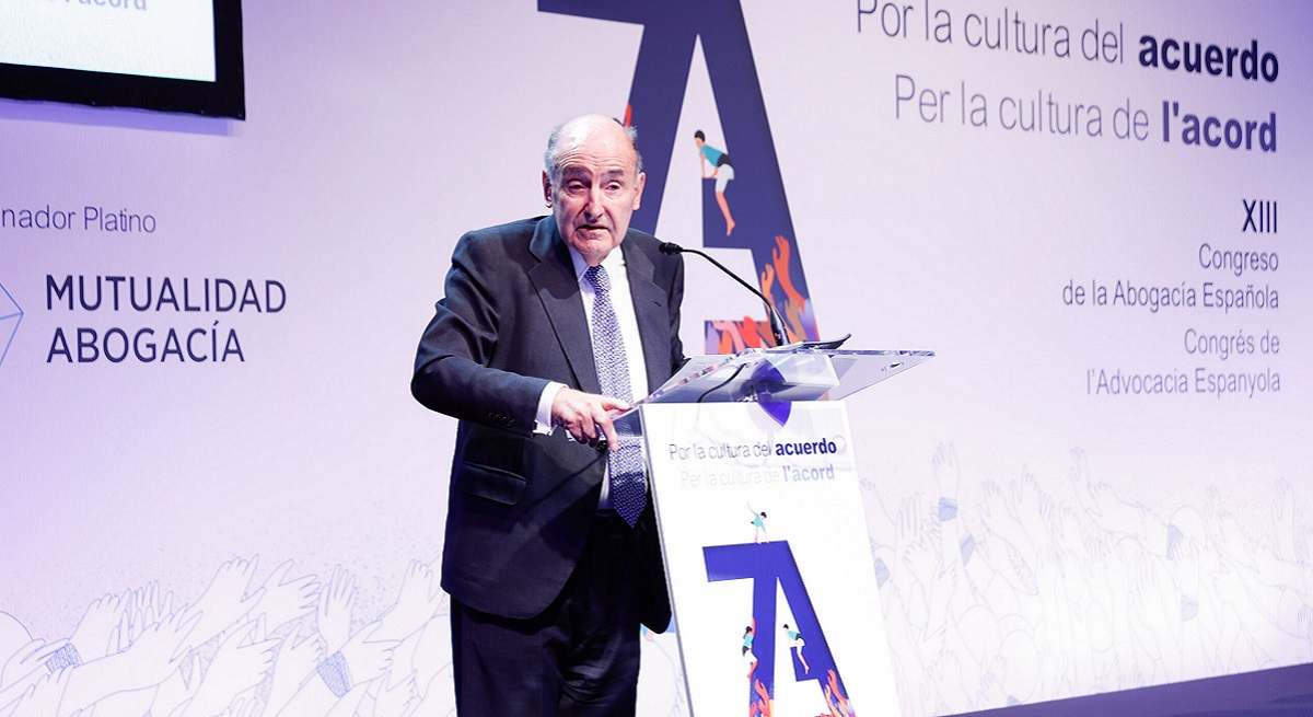 1200-x-655-El-abogado-Miquel-Roca-en-el-XIII-Congreso-de-la-Abogacia-Espanola-scaled.jpg