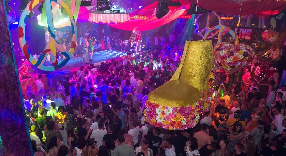 fiesta-flower-power-pacha-ibiza-europapress-ep-discoteca.jpg