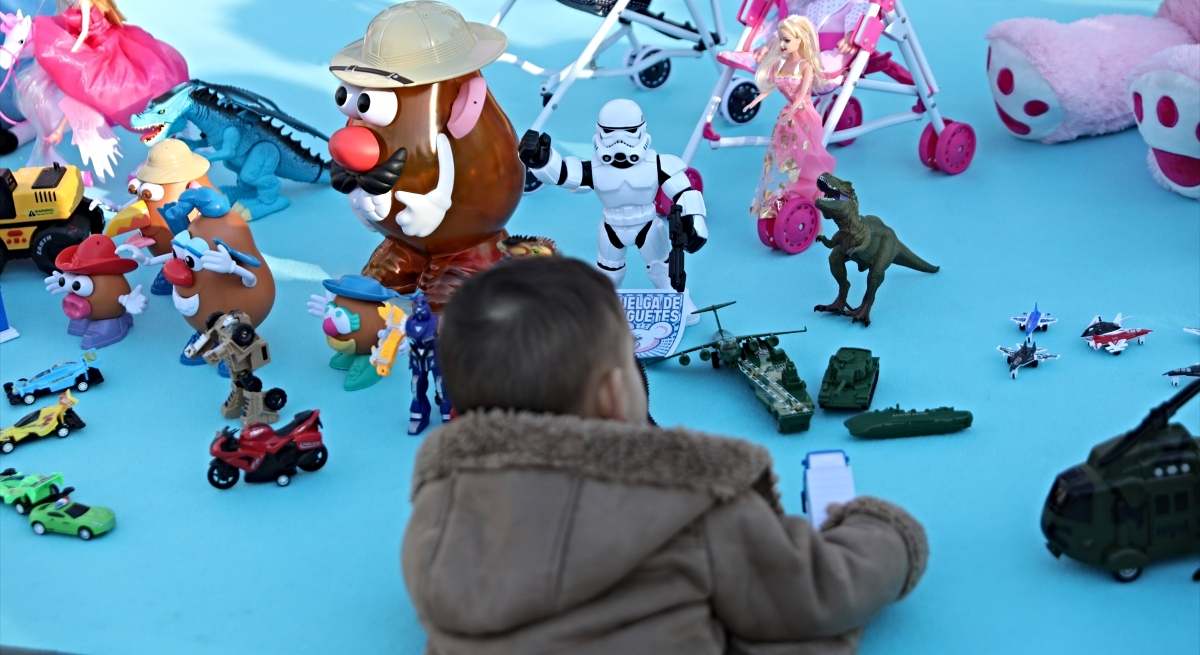 Un niño disfruta con muchos juguetes / EP