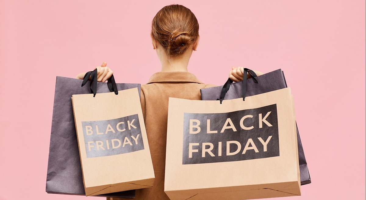 mujer-con-bolsas-de-black-friday