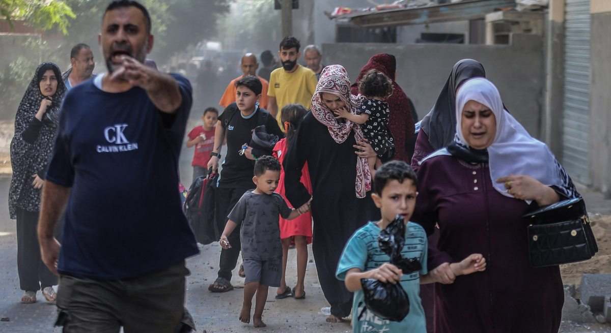 palestinos familias huyen gaza bombardeos israel