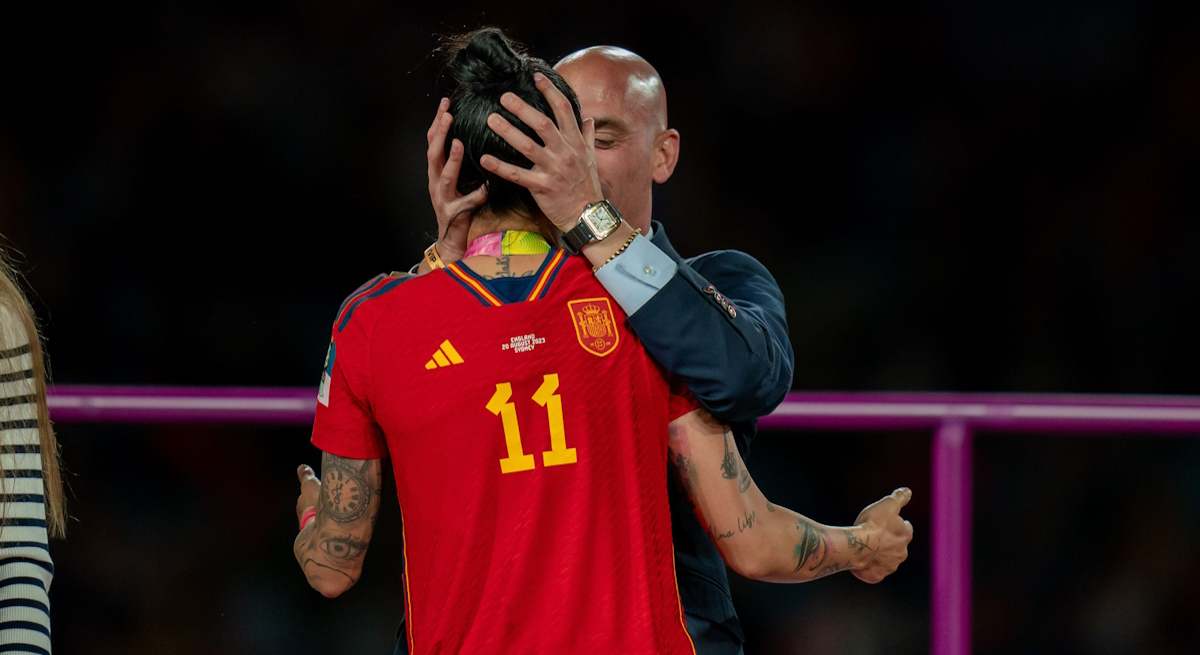 1200-x-655-Luis-rubiales-besa-a-Jenni-Hermoso-en-la-entrega-de-premios-del-Mundial-de-Australia-2023-Alamy.jpg