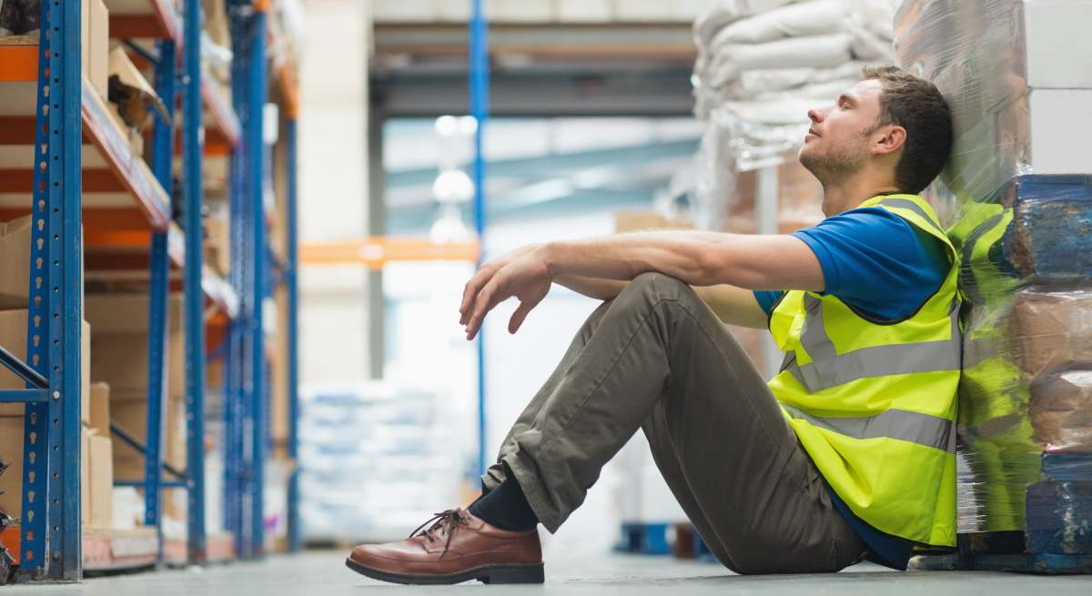 trabajador-descansa-sentado-almacen-dreamstime.jpg