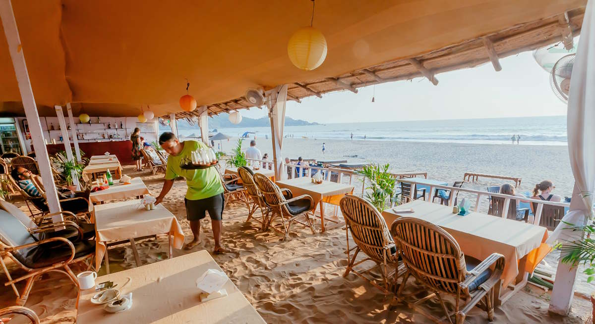 camarero-playa-istock.jpg