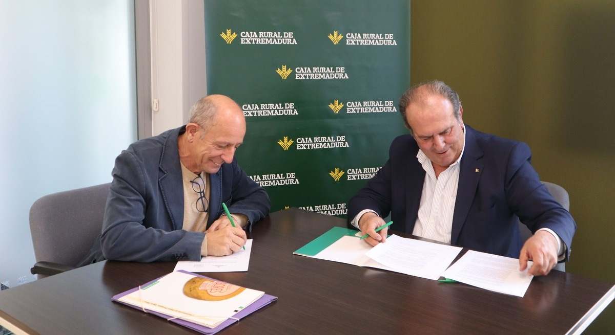 El presidente del CRDO Queso Ibores, Ignacio Plaza, y el de Caja Rural de Extremadura, Urbano Caballo, firman el convenio
