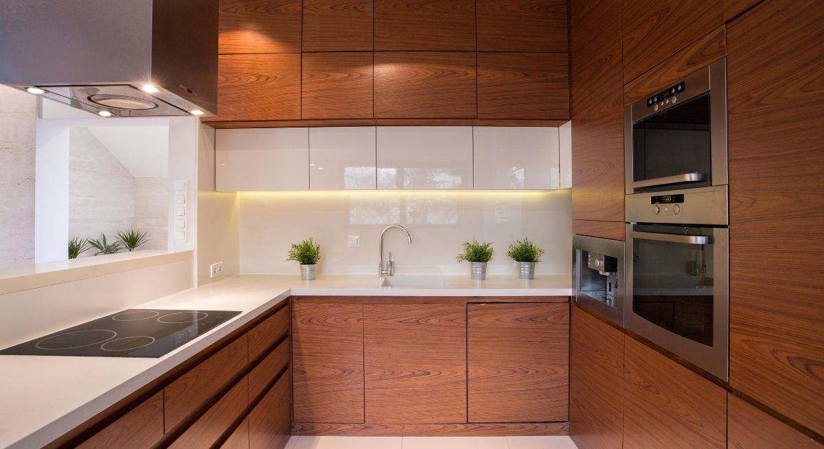 Cocina blanca y de madera
