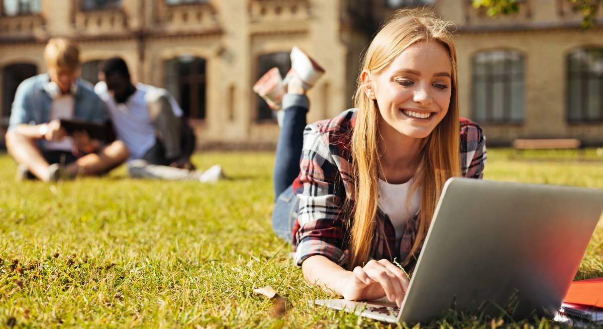 estudiante-cesped-ordenador.jpg