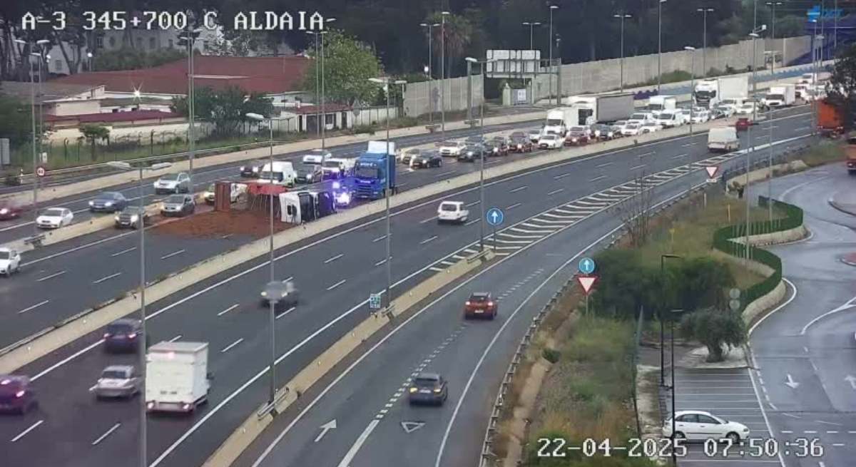 Cortada la A-3 tras volcar un camión a la altura de Quart de Poblet.