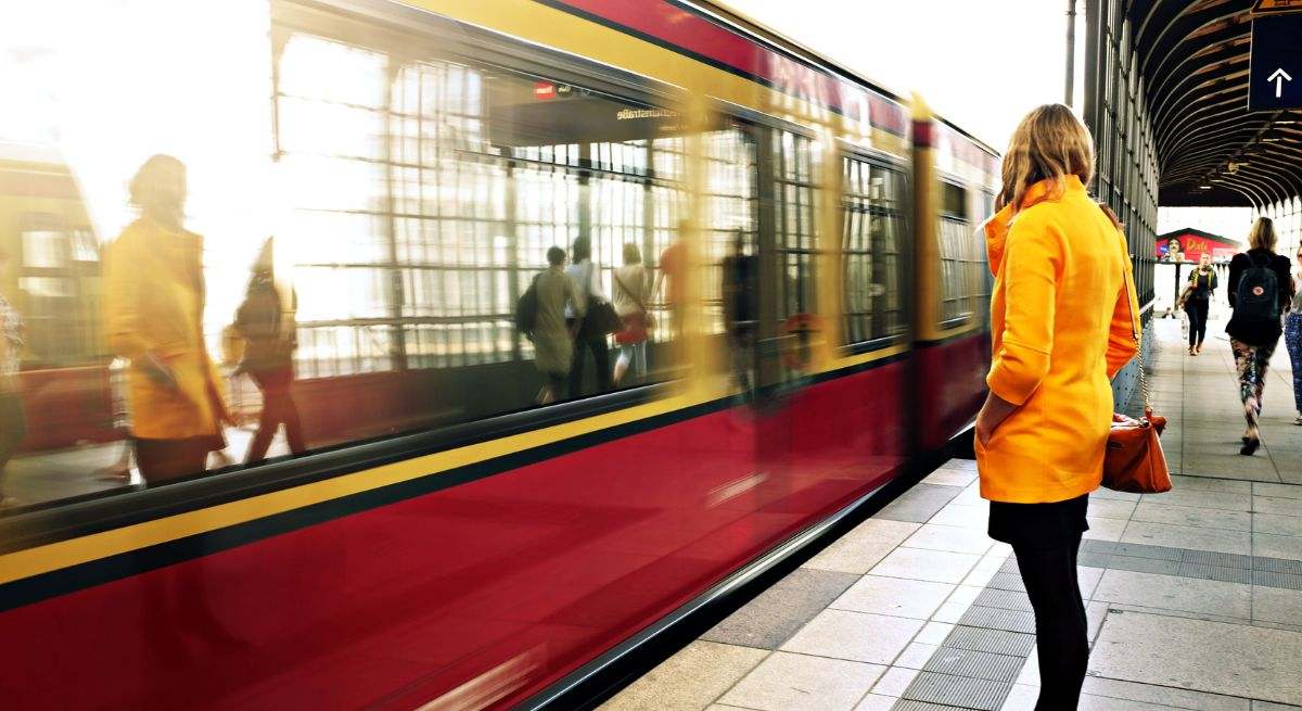 mujer-espera-tren-anden-recurso-pexels.jpg