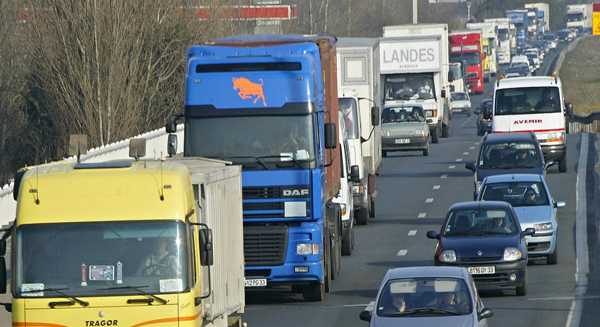 1200-x-655-Circulacion-de-camiones-y-coches-por-una-carretera-AFP.jpg